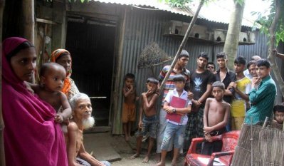 নিখোঁজ কাঠমিস্ত্রি রফিকুল ইসলামের বাবা লোকমান হোসেন ও তা প্রতিবেশিরা