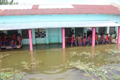 বৃষ্টির পানিতে ডুবে গেছে রাঢ়ীপাড়া সরকারি প্রাথমিক বিদ্যালয়
