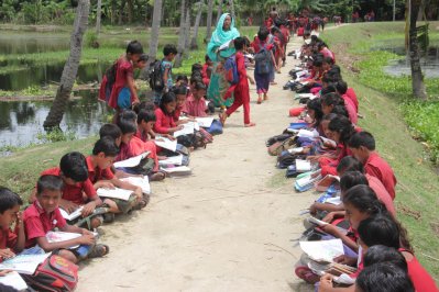 বৃষ্টির পানিতে ডুবে গেছে রাঢ়ীপাড়া সরকারি প্রাথমিক বিদ্যালয়