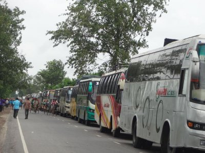 মানিকগঞ্জে গাড়ির দীর্ঘ সারি