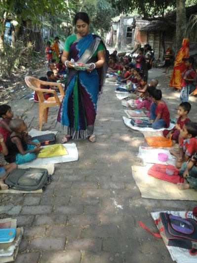 বৃষ্টির পানিতে ডুবে গেছে রাঢ়ীপাড়া সরকারি প্রাথমিক বিদ্যালয়