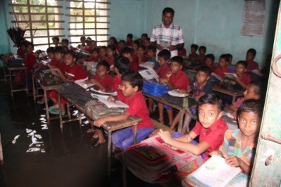 বৃষ্টির পানিতে ডুবে গেছে রাঢ়ীপাড়া সরকারি প্রাথমিক বিদ্যালয়