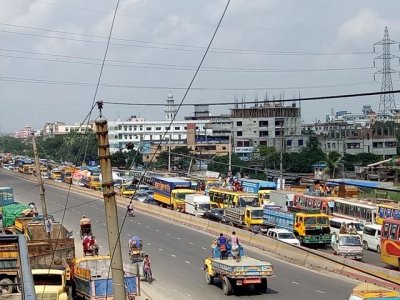 ঢাকা থেকে বের হওয়ার পথে যানজট