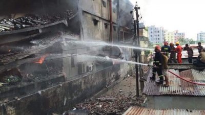 ছবি-৫ আগুন নেভাতে ভেতরে পানি দিচ্ছেন ফায়ার কর্মীরা