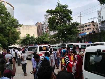 ঢামেক মর্গ প্রাঙ্গণে মরদেহবাহী অ্যাম্বুলেন্স, স্বজনদের ভিড়