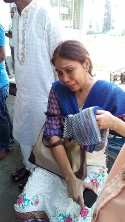 কাঁদছেন এক সহকর্মী