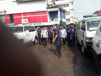 ট্যাম্পাকোর ধসে পড়া ভবন পরিদর্শন করেন আইজিপি শহীদুল হক