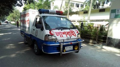 জলির লাশবাহী অ্যাম্বুলেন্স