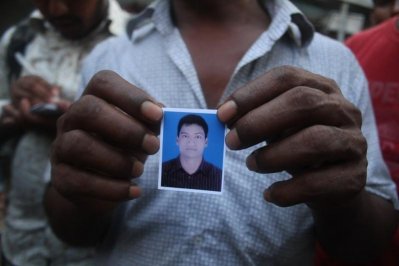 নিখোঁজ স্বজনের খোঁজে কারখানা প্রাঙ্গণে অপেক্ষমান এক ব্যক্তি