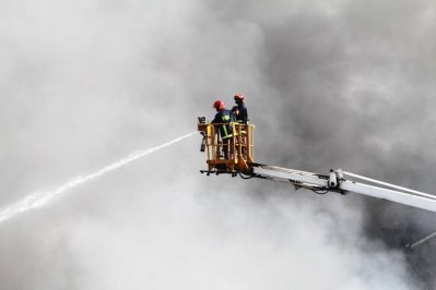 আগুন নেভানোয় ফায়ার সার্ভিসের তৎপরতা
