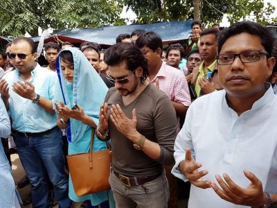 মাজারে মোনাজাতরত বর্ষা, অনন্ত ও পলক।