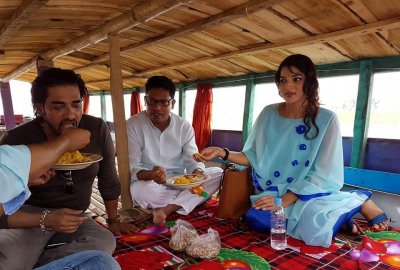 মাজার থেকে ফিরতি পথে নৌকার ছৈ-এ বসে শিরনি খাওয়া।