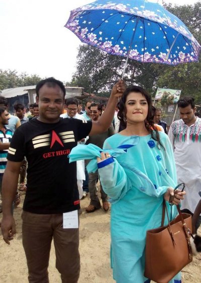 ত্রাণ বিতরণের আগে জনসমুদ্রে নায়িকা।
