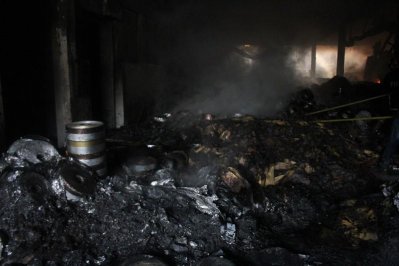 কারখানার ভেতরে পুড়ে গেছে উৎপাদিত পণ্য