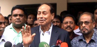 সাংবাদিকদের সঙ্গে কথা বলছেন এইচ এম এরশাদ