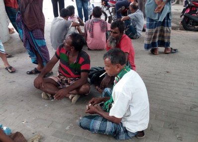হাতিরঝিলের ফুটপাথে মৌসুমি কসাইদের একটি দল
