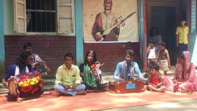 শাহ আব্দুল করিমের গান গাইছেন শিল্পীরা