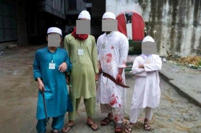 কোরবানির পশু জবাইয়ে শিশুরাও অংশ নেয়