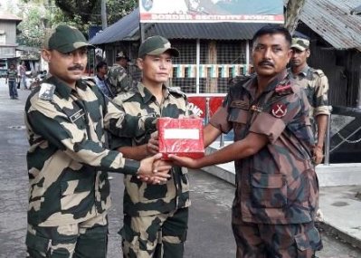 ঈদুল আজহা উপলক্ষে বিজিবি ও বিএসএফের মধ্যে মিষ্টি বিনিময়