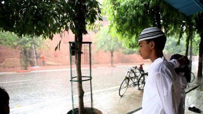 নামছে মুষলধারে বৃষ্টি