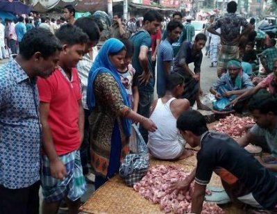 শাহেনা আজিমপুরের মাংসের হাট থেকে মাংস কিনছেন