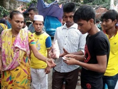 আজিমপুর থেকে মাংস কিনছে মনির