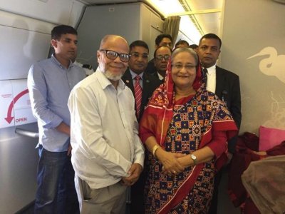 লন্ডনের হিথ্রো বিমানবন্দরে অবতরণকালে প্রধানমন্ত্রী