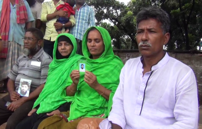 নিখোঁজ স্বামী আজিম উদ্দীনের ছবি হাতে পারভীন আক্তার