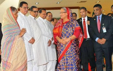 কানাডা সফরে যাওয়ার সময় বুধবার শাহজালাল বিমানবন্দরে প্রধানমন্ত্রীকে বিদায় জানান মন্ত্রিপরিষদের সদস্যরা, কূটনীতিকরা এবং তিন বাহিনীর প্রধানরা, ছবি: ফোকাস বাংলা