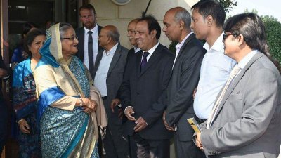 প্রধানমন্ত্রীকে বিদায় জানানো হচ্ছে 