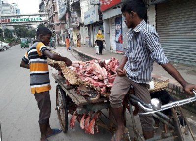 রিকসা ভ্যানে করে পশুর অঙ্গ-প্রত্যঙ্গ সংগ্রহ করা হচ্ছে