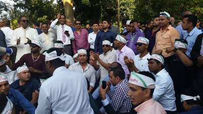 প্রধানমন্ত্রীকে স্বাগত জানাতে উপস্থিত ছাত্রলীগ-আ.লীগ নেতাকর্মীরা