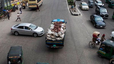 ঢাকার ফাঁকা রাস্তায় গাড়ির চলাচল