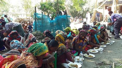 খাবার গ্রহণ করছেন ভিক্ষুক দুঃস্থরা