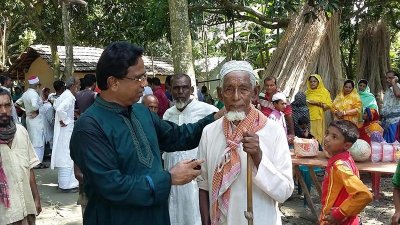 আমন্ত্রিত অতিথির সঙ্গে এম এ গফুর