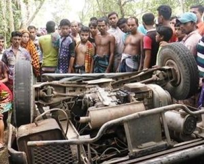 মাদারীপুরে বাস-মাহিন্দ্র সংঘর্ষে ৪ জন নিহত