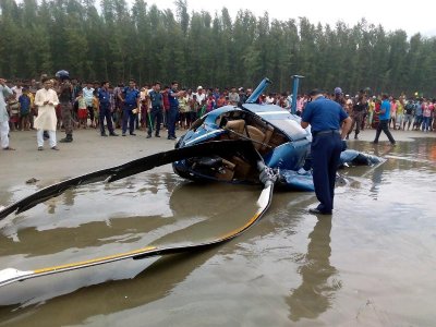সৈকতে পড়ে থাকা হেলিকপ্টার