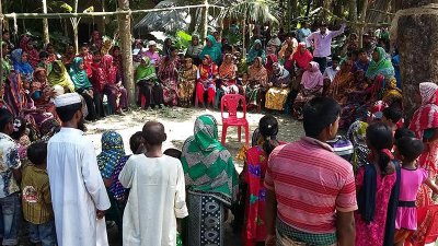 বাড়িতে জড়ো হওয়া আমন্ত্রিত অতিথিরা