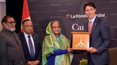 মুক্তিযুদ্ধের সম্মাননা হস্তান্তর করছেন প্রধানমন্ত্রী