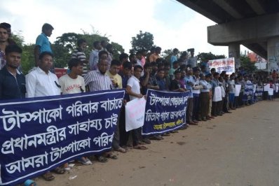 টাম্পাকোর শ্রমিকদের মানববন্ধন