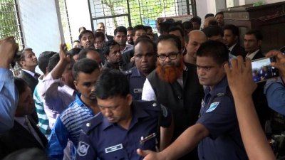 আদালত চত্বরে এমপি রানা