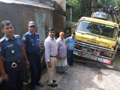 সেতু ভেঙে যান চলাচল বন্ধ মুলদিীতে