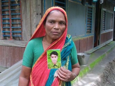 নিখোঁজ জেলেদের ফিরে আসার অপেক্ষায় এখনও প্রহর গুনছেন স্বজনরা