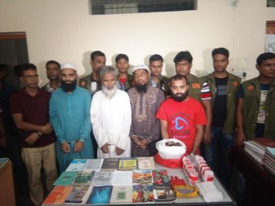 সিরাজগঞ্জে জেএমবির সদস্যদের কাছ থেকে জিহাদি বইসহ অন্যান্য সরঞ্জাম উদ্ধার করা হয়। ফাইল ছবি।