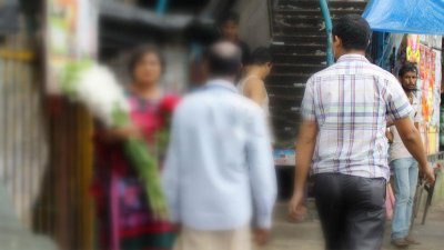 রাস্তায় নামলেই সহ্য করতে হয় এ ধরনের অনাকাঙ্ক্ষিত অনেক চোখ