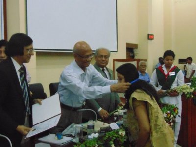 রাবিতে শিক্ষার্থীদের স্বর্ণপদক পড়িয়ে দিচ্ছেন শিক্ষামন্ত্রী