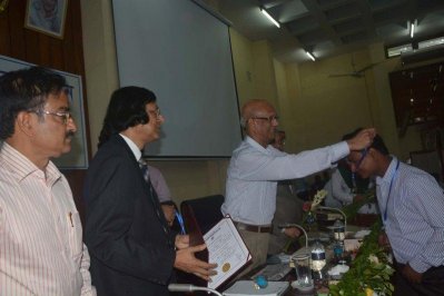 শিক্ষার্থীকে স্বর্ণপদক দিচ্ছেন শিক্ষামন্ত্রী