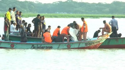 বরিশালের সন্ধ্যা নদীতে  যাত্রীবাহী লঞ্চ ডুবির পর উদ্ধার কাজের দৃশ্য