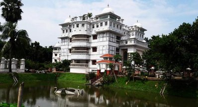 বগুড়ায় শ্বেত পাথরের প্রাসাদ ঘিরে কৌতূহলী মানুষের ভিড়