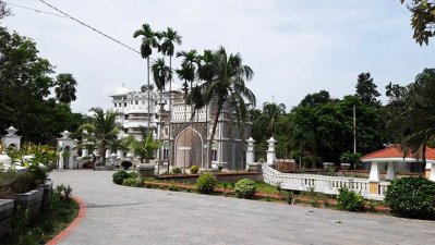 বগুড়ায় শ্বেত পাথরের প্রাসাদ ঘিরে কৌতূহলী মানুষের ভিড়